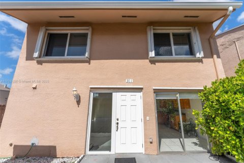 Купить таунхаус в Майами, Флорида 3 спальни, 151.43м2, № 1993365 - фото 20