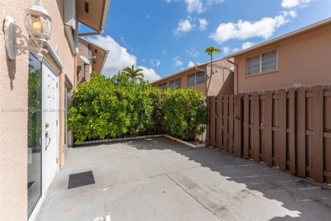 Купить таунхаус в Майами, Флорида 3 спальни, 151.43м2, № 1993365 - фото 23