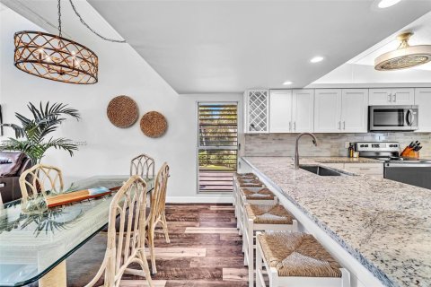 Condo in Hutchinson Island South, Florida, 2 bedrooms  № 1932126 - photo 21