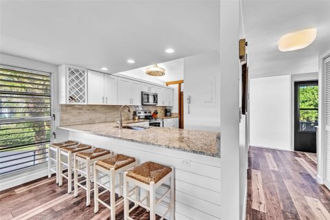 Condo in Hutchinson Island South, Florida, 2 bedrooms  № 1932126 - photo 20