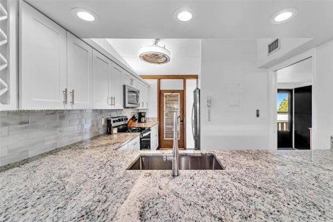 Condo in Hutchinson Island South, Florida, 2 bedrooms  № 1932126 - photo 27