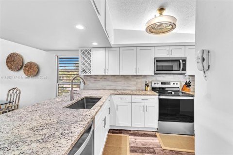 Condo in Hutchinson Island South, Florida, 2 bedrooms  № 1932126 - photo 23