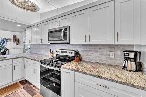 Condo in Hutchinson Island South, Florida, 2 bedrooms  № 1932126 - photo 26