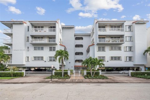 Copropriété à vendre à Coral Gables, Floride: 2 chambres, 108.7 m2 № 1924125 - photo 1