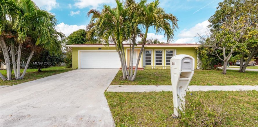 House in Delray Beach, Florida 2 bedrooms, 126.72 sq.m. № 1647600