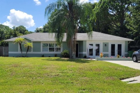 House in Cocoa, Florida 4 bedrooms, 171.68 sq.m. № 1578622 - photo 1