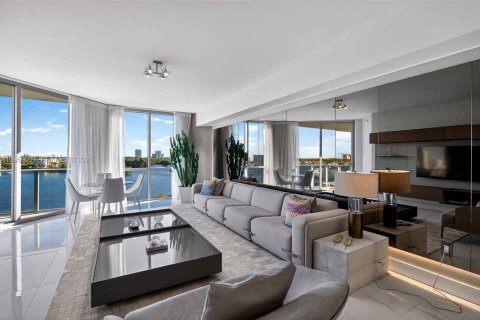 Condo in North Miami Beach, Florida, 3 bedrooms  № 2029606 - photo 29