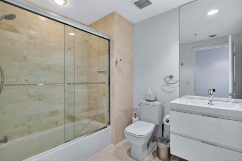 Condo in North Miami Beach, Florida, 3 bedrooms  № 2029606 - photo 13