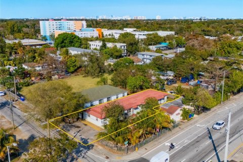 Commercial property in Miami, Florida № 2042639