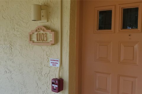 Condo in Coral Springs, Florida, 2 bedrooms  № 2068873 - photo 3