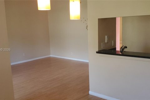 Condo in Coral Springs, Florida, 2 bedrooms  № 2068873 - photo 9