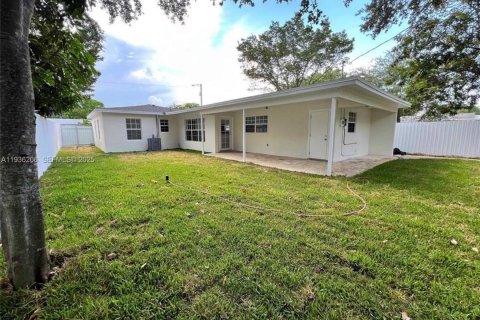 House in Fort Lauderdale, Florida 3 bedrooms, 176.89 sq.m. № 1994624 - photo 3