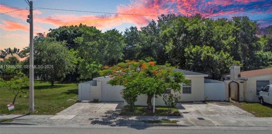 House in Fort Lauderdale, Florida 3 bedrooms, 176.89 sq.m. № 1994624