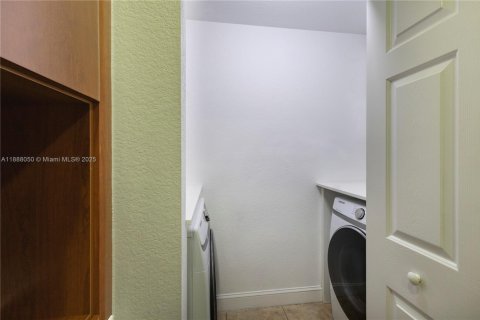 Townhouse in Hialeah, Florida 2 bedrooms, 106.84 sq.m. № 1944915 - photo 12