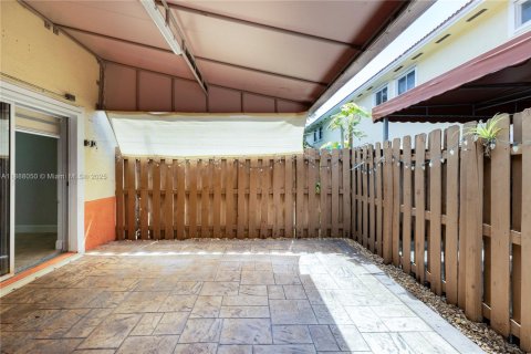 Townhouse in Hialeah, Florida 2 bedrooms, 106.84 sq.m. № 1944915 - photo 26
