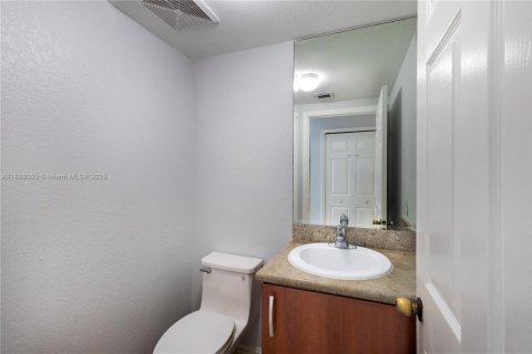 Townhouse in Hialeah, Florida 2 bedrooms, 106.84 sq.m. № 1944915 - photo 8