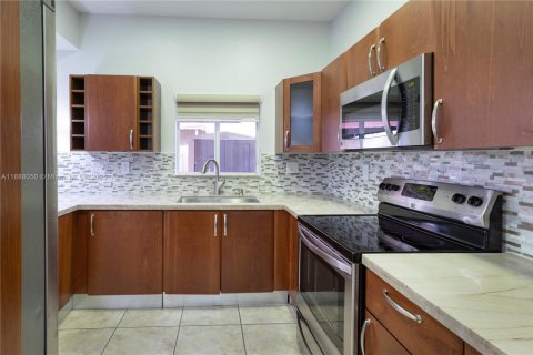 Townhouse in Hialeah, Florida 2 bedrooms, 106.84 sq.m. № 1944915 - photo 9