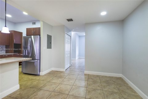 Townhouse in Hialeah, Florida 2 bedrooms, 106.84 sq.m. № 1944915 - photo 11