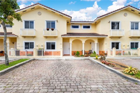 Townhouse in Hialeah, Florida 2 bedrooms, 106.84 sq.m. № 1944915 - photo 2