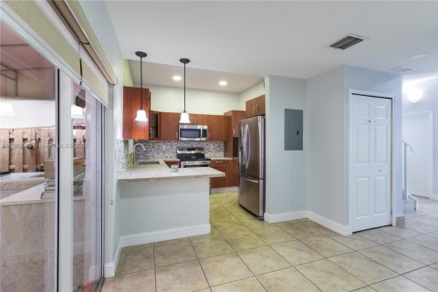 Townhouse in Hialeah, Florida 2 bedrooms, 106.84 sq.m. № 1944915 - photo 10