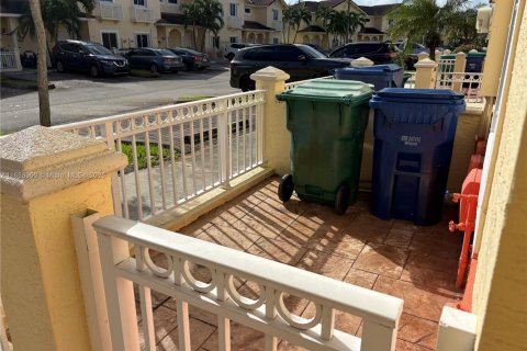 Townhouse in Hialeah, Florida 2 bedrooms, 106.84 sq.m. № 1944915 - photo 4