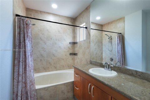 Townhouse in Hialeah, Florida 2 bedrooms, 106.84 sq.m. № 1944915 - photo 18