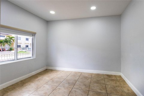 Townhouse in Hialeah, Florida 2 bedrooms, 106.84 sq.m. № 1944915 - photo 5