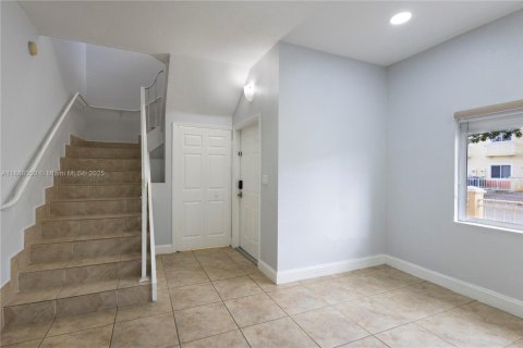 Townhouse in Hialeah, Florida 2 bedrooms, 106.84 sq.m. № 1944915 - photo 15