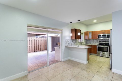 Townhouse in Hialeah, Florida 2 bedrooms, 106.84 sq.m. № 1944915 - photo 1