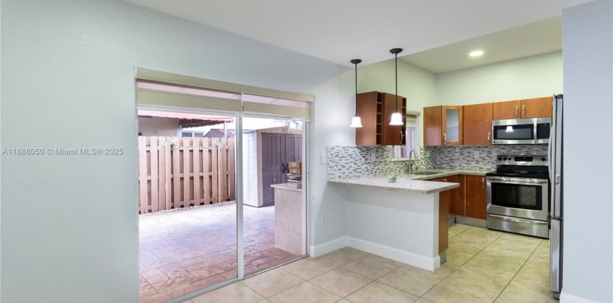 Townhouse in Hialeah, Florida 2 bedrooms, 106.84 sq.m. № 1944915
