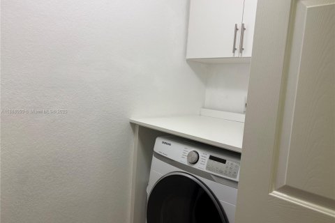 Townhouse in Hialeah, Florida 2 bedrooms, 106.84 sq.m. № 1944915 - photo 13