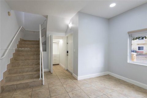 Townhouse in Hialeah, Florida 2 bedrooms, 106.84 sq.m. № 1944915 - photo 7