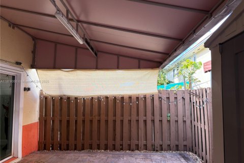 Townhouse in Hialeah, Florida 2 bedrooms, 106.84 sq.m. № 1944915 - photo 29