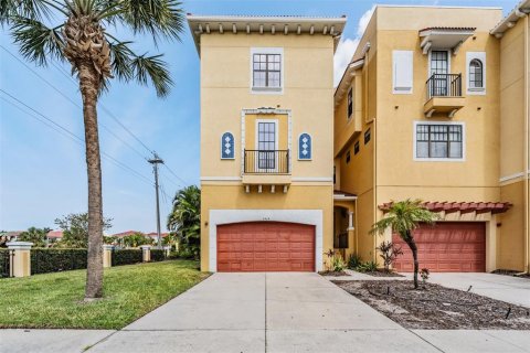 Townhouse in Apollo Beach, Florida 4 bedrooms, 299.33 sq.m. № 1684900 - photo 1