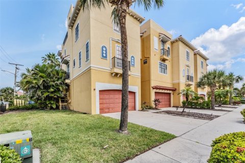 Townhouse in Apollo Beach, Florida 4 bedrooms, 299.33 sq.m. № 1684900 - photo 2