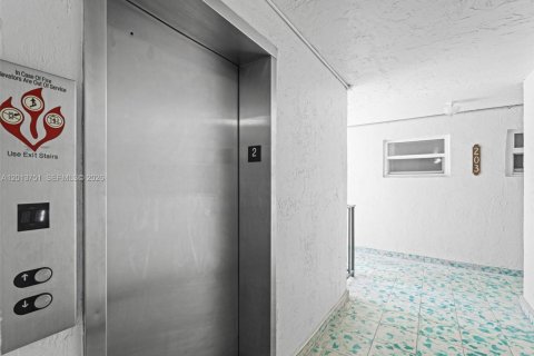Condo in Miami Beach, Florida, 1 bedroom  № 2075993 - photo 24