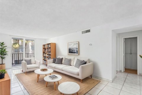 Condo in Miami Beach, Florida, 1 bedroom  № 2075993 - photo 5