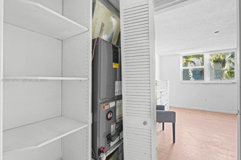 Condo in Miami Beach, Florida, 1 bedroom  № 2075993 - photo 20