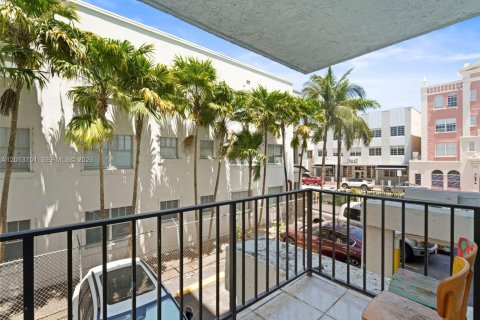 Condo in Miami Beach, Florida, 1 bedroom  № 2075993 - photo 13