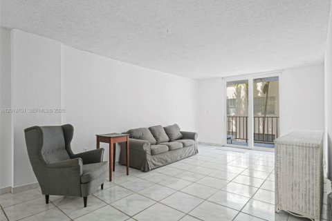 Condo in Miami Beach, Florida, 1 bedroom  № 2075993 - photo 8