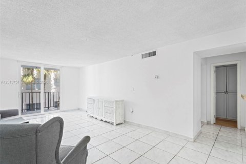 Condo in Miami Beach, Florida, 1 bedroom  № 2075993 - photo 7