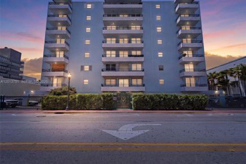Condo in Miami Beach, Florida, 1 bedroom  № 2075993 - photo 2