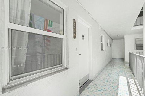 Condo in Miami Beach, Florida, 1 bedroom  № 2075993 - photo 23