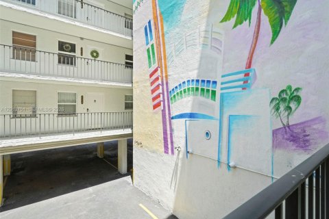 Condo in Miami Beach, Florida, 1 bedroom  № 2075993 - photo 25