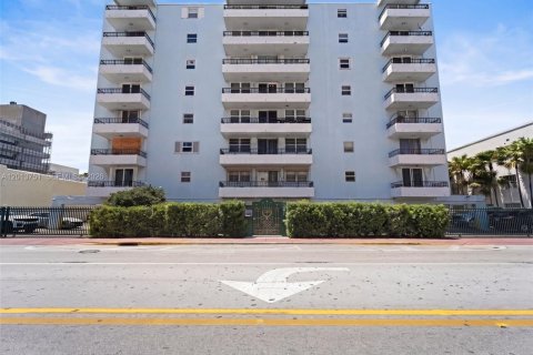 Condo in Miami Beach, Florida, 1 bedroom  № 2075993 - photo 3