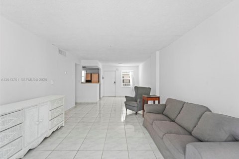 Condo in Miami Beach, Florida, 1 bedroom  № 2075993 - photo 9