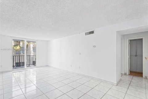 Condo in Miami Beach, Florida, 1 bedroom  № 2075993 - photo 4