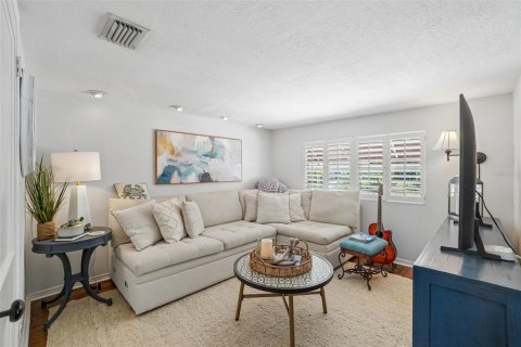 Villa ou maison à vendre à Tampa, Floride: 4 chambres, 225.29 m2 № 2211167 - photo 3