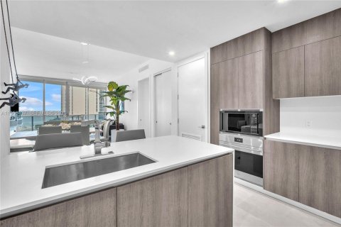 Condominio en alquiler en Sunny Isles Beach, Florida, 2 dormitorios, 126.44 m2 № 2153408 - foto 3