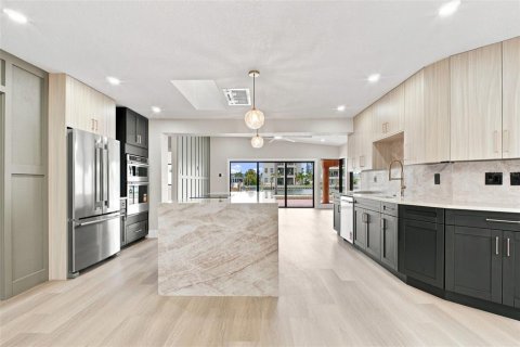 House in Redington Beach, Florida 3 bedrooms, 186.27 sq.m. № 2259161 - photo 11